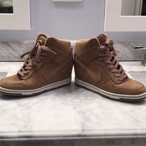 Nike canvas wedge gym shoes